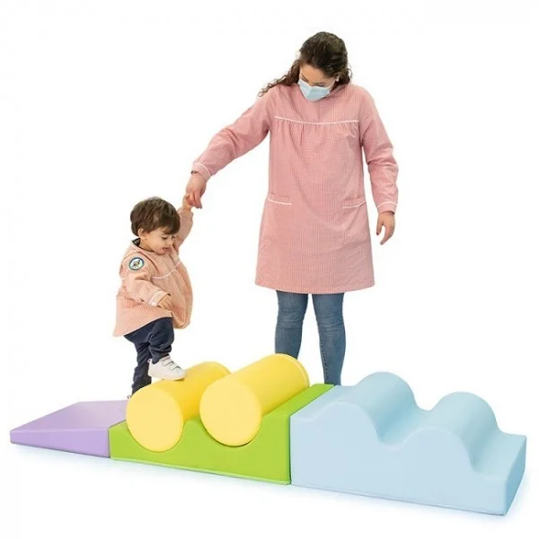 Parcours de motricité en mousse installé dans une salle de crèche